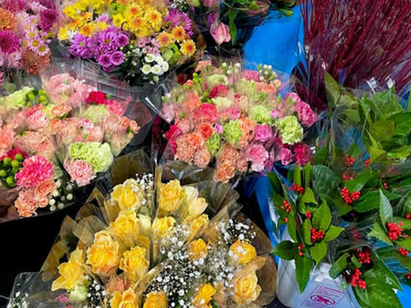 地元の花を中心に販売！